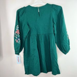 Green embroidered and sequined mini dress, balloon sleeves.